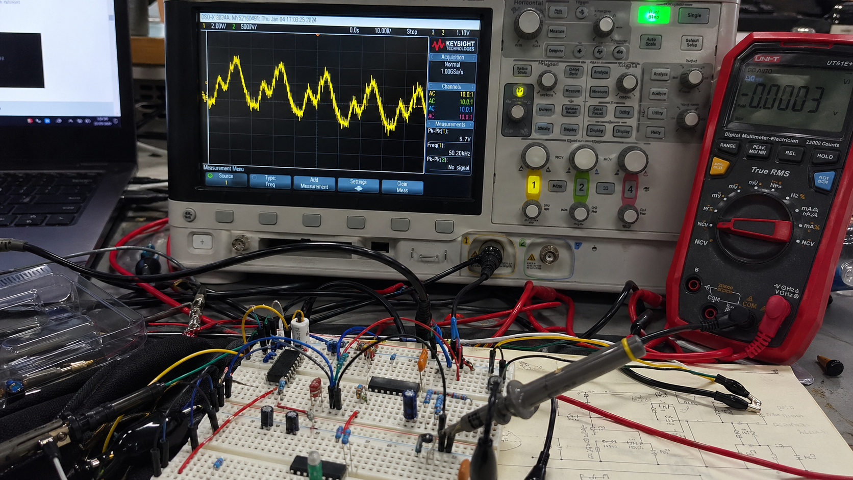 Oscilloscope measuring noisy signals